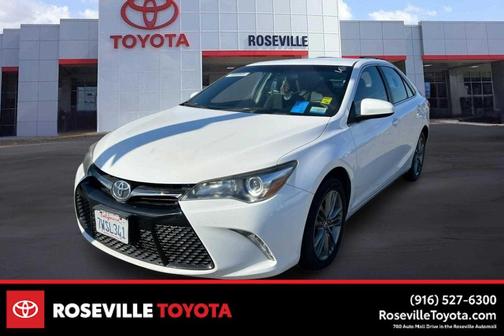 Super White 2017 Toyota Camry SE