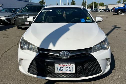 Super White 2017 Toyota Camry SE