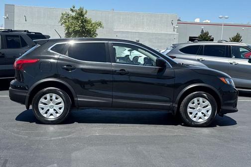 Magnetic Black Pearl 2019 Nissan Rogue Sport S