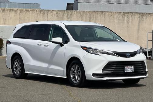 White 2022 Toyota Sienna LE