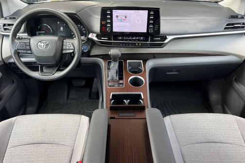 White 2022 Toyota Sienna LE