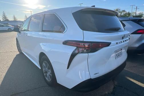 2022 Toyota Sienna LE