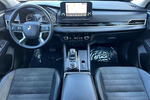 Alloy Silver Metallic 2023 Mitsubishi Outlander SE 2.5 2WD