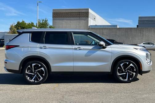 Alloy Silver Metallic 2023 Mitsubishi Outlander SE 2.5 2WD