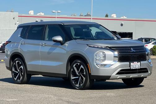 Alloy Silver Metallic 2023 Mitsubishi Outlander SE 2.5 2WD