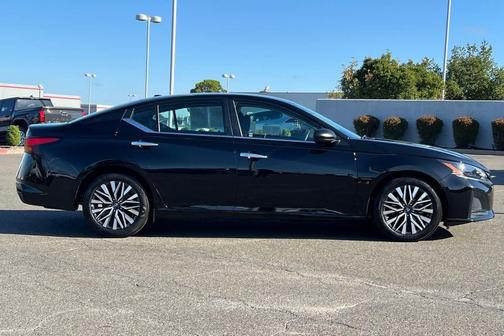 Super Black 2025 Nissan Altima SV FWD