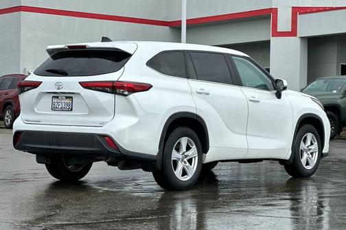2022 Toyota Highlander LE