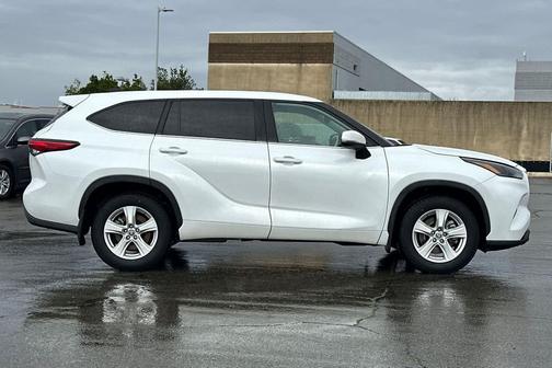 2022 Toyota Highlander LE