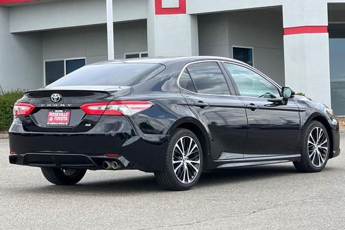 Midnight Black Metallic 2018 Toyota Camry SE