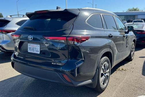 Midnight Black Metallic 2024 Toyota Highlander XLE