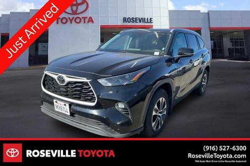 Midnight Black Metallic 2024 Toyota Highlander XLE