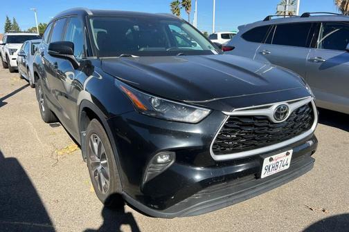 Midnight Black Metallic 2024 Toyota Highlander XLE
