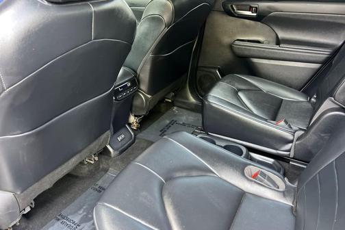 Midnight Black Metallic 2023 Toyota Highlander XLE