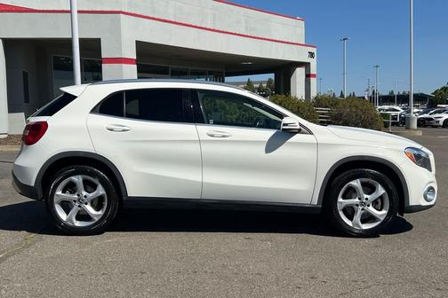 Cirrus White 2018 Mercedes-Benz GLA 250 4MATIC