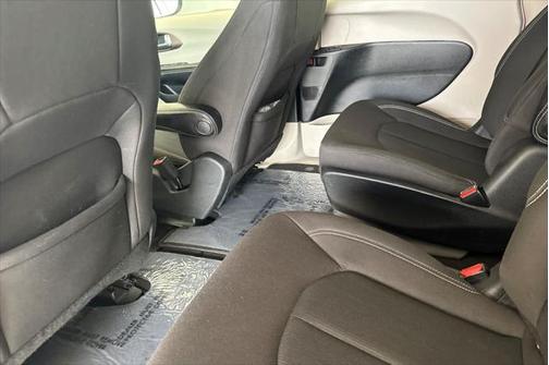 2020 Chrysler Voyager LX