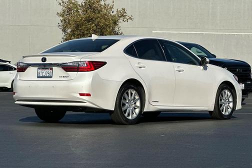 2017 Lexus ES 300h Base