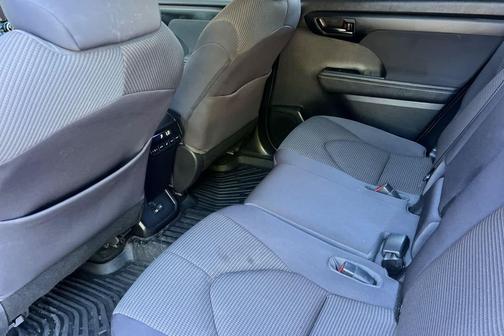 Midnight Black Metallic 2023 Toyota Highlander LE