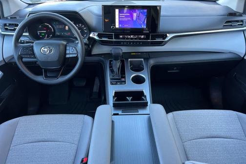 2025 Toyota Sienna LE