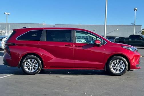 2025 Toyota Sienna LE