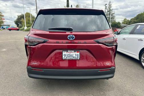 2025 Toyota Sienna LE