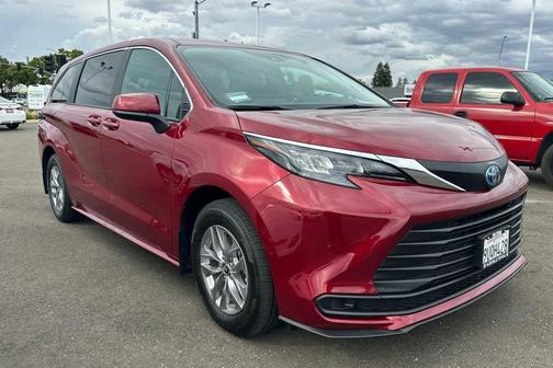 2025 Toyota Sienna LE