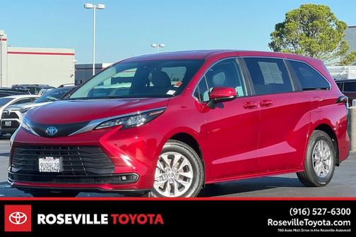 2025 Toyota Sienna LE