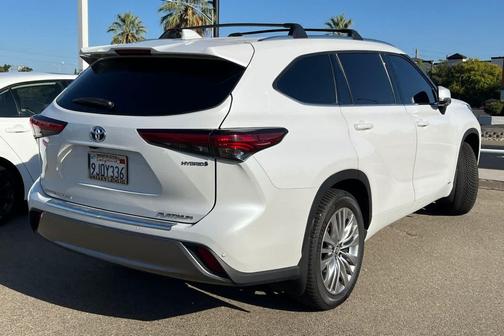 Wind Chill Pearl 2023 Toyota Highlander Hybrid Platinum