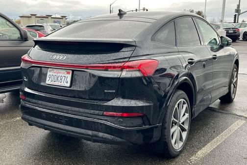 2022 Audi e-tron Premium Plus