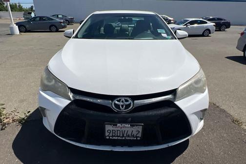 Super White 2016 Toyota Camry SE