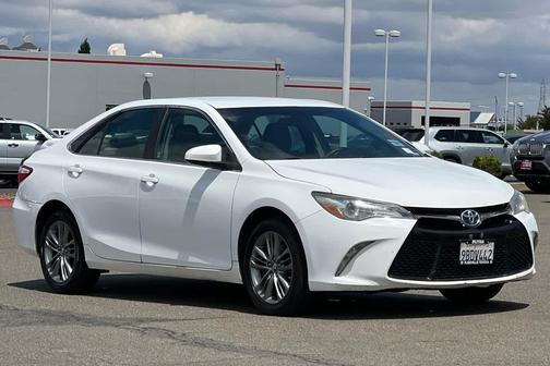 Super White 2016 Toyota Camry SE