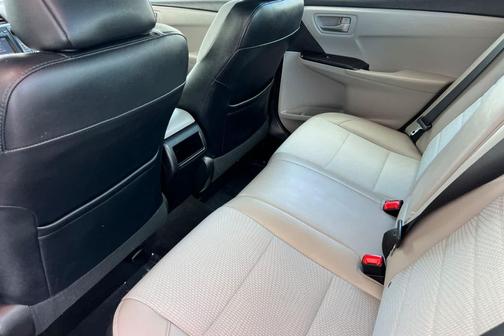 Super White 2016 Toyota Camry SE