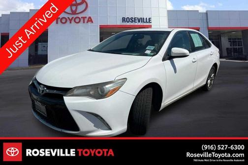 Super White 2016 Toyota Camry SE
