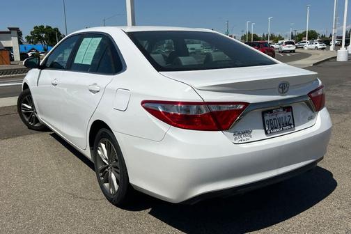 Super White 2016 Toyota Camry SE