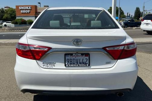 Super White 2016 Toyota Camry SE