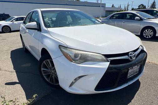 Super White 2016 Toyota Camry SE