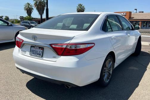 Super White 2016 Toyota Camry SE
