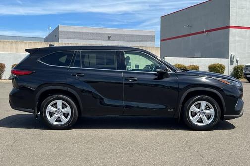 Midnight Black Metallic 2022 Toyota Highlander Hybrid LE
