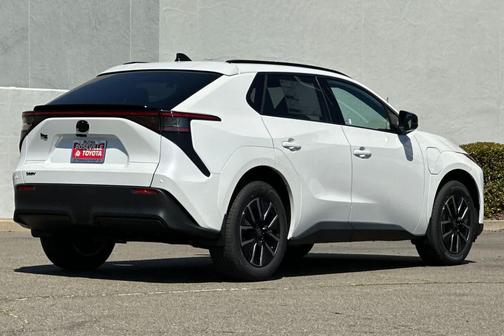 Wind Chill Pearl 2026 Toyota bZ XLE Plus