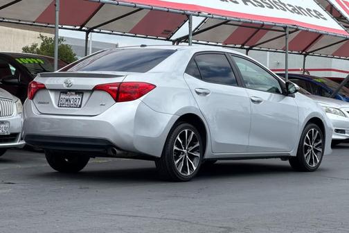 Classic Silver Metallic 2017 Toyota Corolla SE