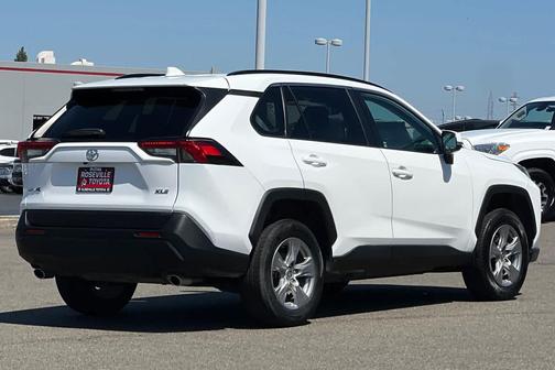 Ice Cap 2024 Toyota RAV4 XLE
