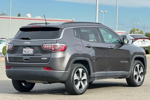 Granite Crystal Metallic Clearcoat 2018 Jeep Compass Latitude