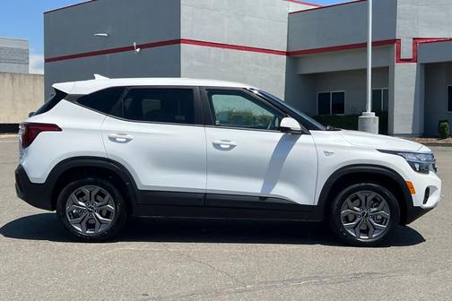 Snow White Pearl 2024 Kia Seltos LX