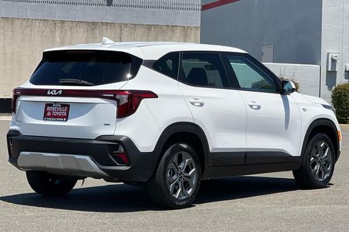 Snow White Pearl 2024 Kia Seltos LX