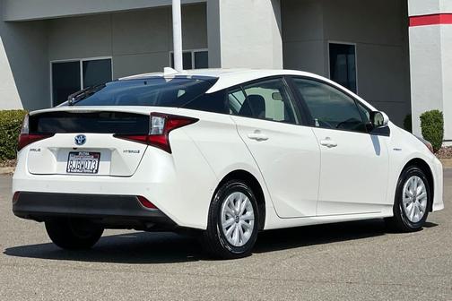 Blizzard Pearl 2019 Toyota Prius LE