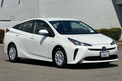 Blizzard Pearl 2019 Toyota Prius LE