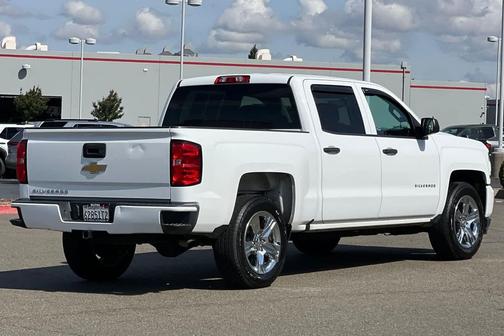 Summit White 2018 Chevrolet Silverado 1500 Custom