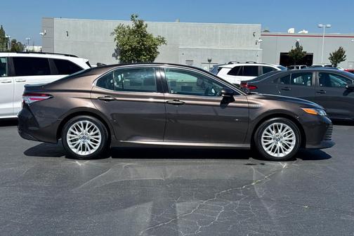 Brown Stone 2018 Toyota Camry Hybrid XLE