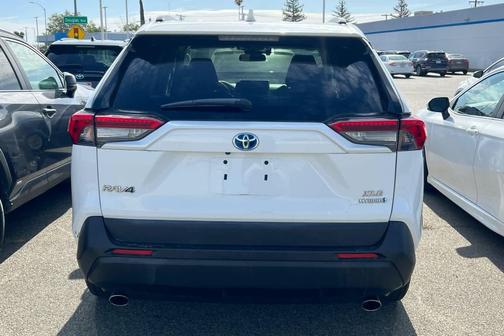 Super White 2019 Toyota RAV4 Hybrid XLE