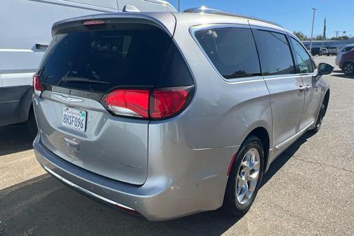 Billet Silver Metallic Clearcoat 2017 Chrysler Pacifica Limited