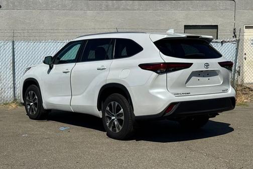 Wind Chill Pearl 2023 Toyota Highlander XLE